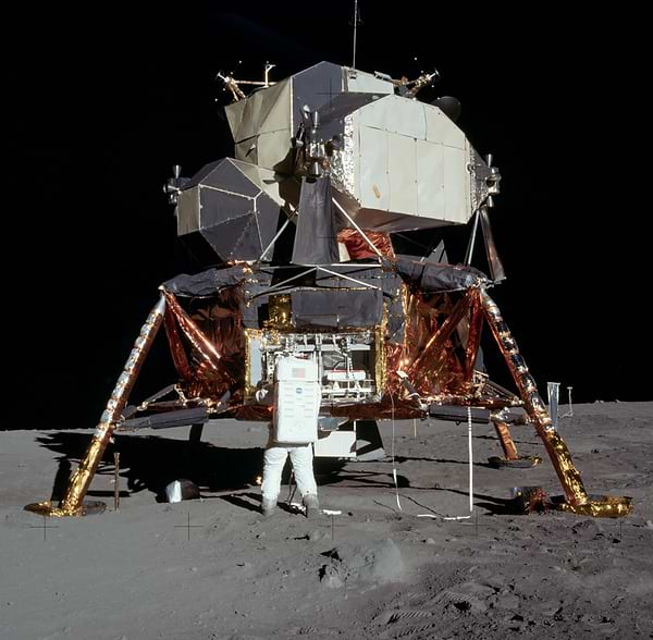 Фото - Пазли картонні (8 +) RMS-NASA "Аполлон-11 - висадка на місяць" (82-0014-B)