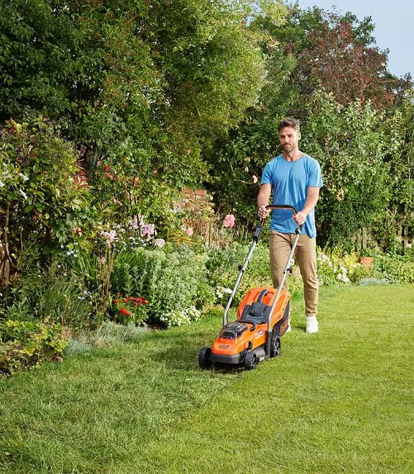 Фото - Газонокосилка аккумуляторная Black&Decker BCMW33184L2