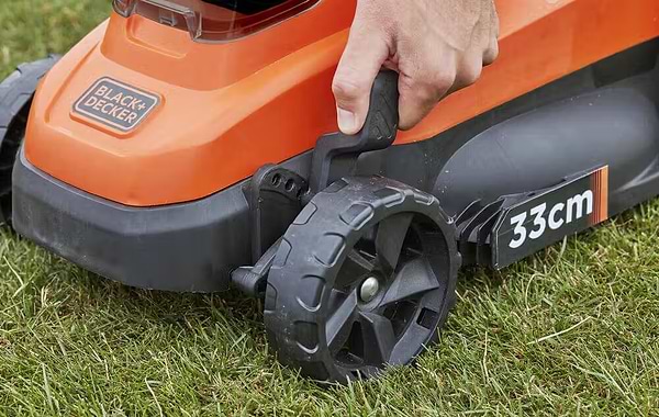 Фото - Газонокосилка аккумуляторная Black&Decker BCMW3336L1
