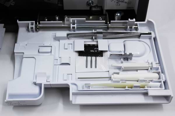 Фото - Оверлок Bernina Bernette FunLock B44