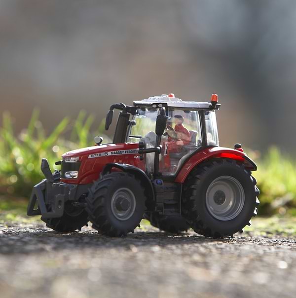 Фото - Коллекционная сельскохозяйственная техника Britains Трактор Massey Ferguson 6718 S 1:32 (43235)