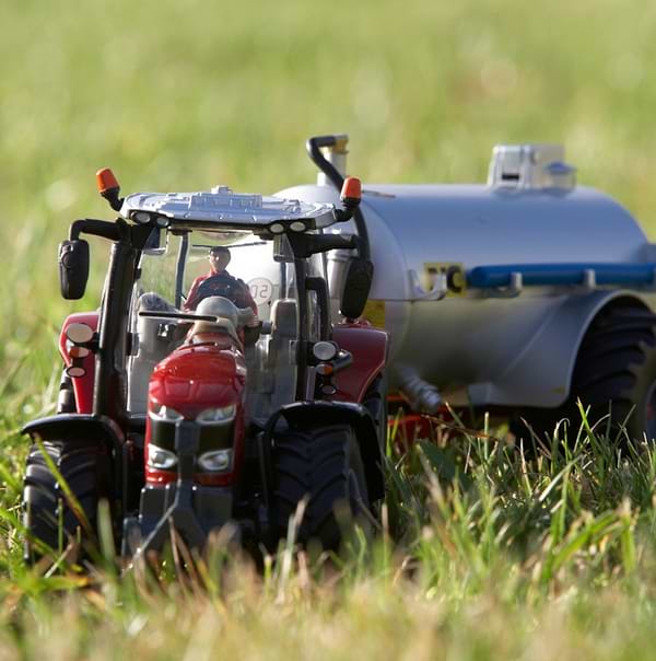 Фото - Коллекционная сельскохозяйственная техника Britains Трактор Massey Ferguson 6718 S 1:32 (43235)