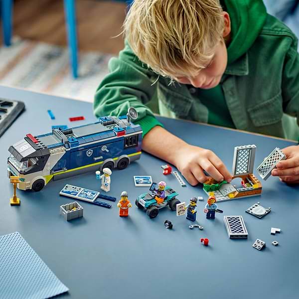 Фото - Конструктор LEGO City Передвижная полицейская криминалистическая лаборатория (60418)