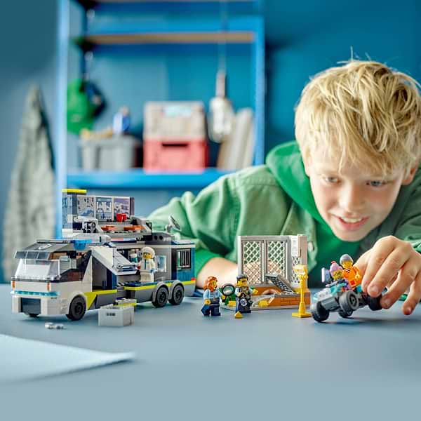 Фото - Конструктор LEGO City Передвижная полицейская криминалистическая лаборатория (60418)