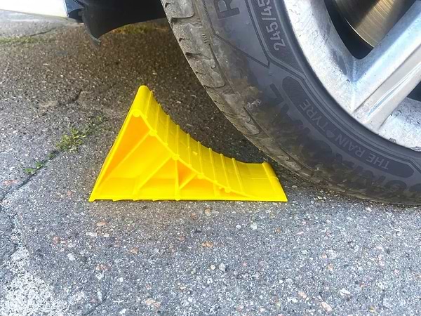 Фото - Упор для колес Poputchik 220х80х115 (16-040)