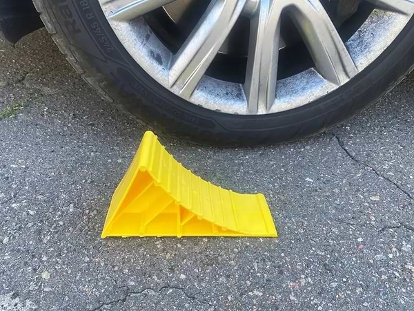 Фото - Упор для колес Poputchik 220х80х115 (16-040)