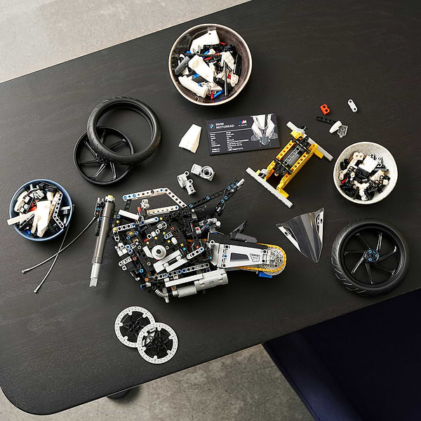 Фото - Конструктор LEGO Technic BMW M 1000 RR (42130)
