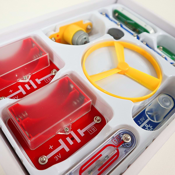 Фото - Електронний конструктор DOKA ПЕРШІ КРОКИ В ЕЛЕКТРОНІЦІ (Набір А, 15 схем) (D70709)