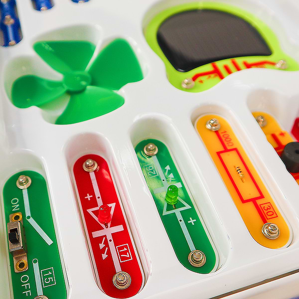 Фото - Электронный конструктор DOKA АЛЬТЕРНАТИВНАЯ ЭНЕРГИЯ (50 схем) (D70711)