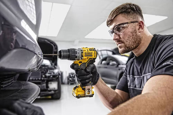 Фото - Дриль-шуруповерт DeWALT DCD706D2