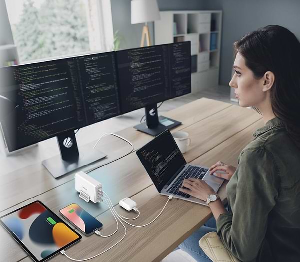 Фото - Сетевое зарядное устройство D-Link 240Вт GaN 4хUSB-С 1xUSB-A White (DCF-241)