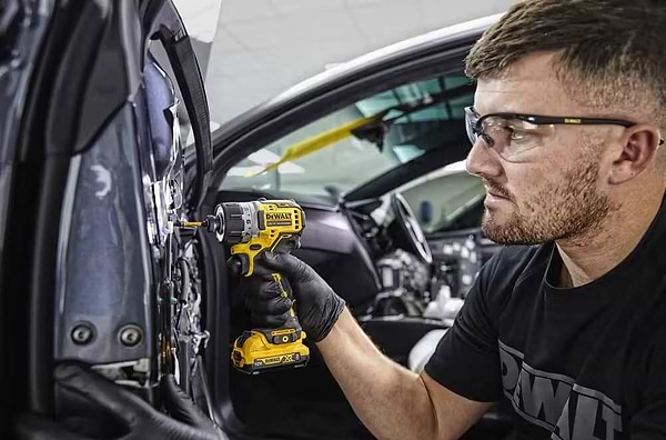 Фото - Шуруповерт DeWALT DCF601D2