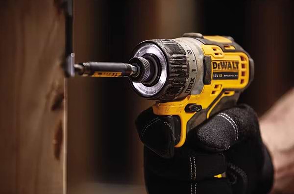 Фото - Шуруповерт DeWALT DCF601D2