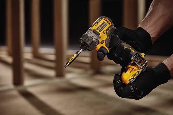Фото - Шуруповерт DeWALT DCF601D2