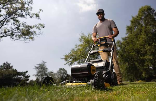 Фото - Газонокосарка акумуляторна DeWALT DCMWP134N