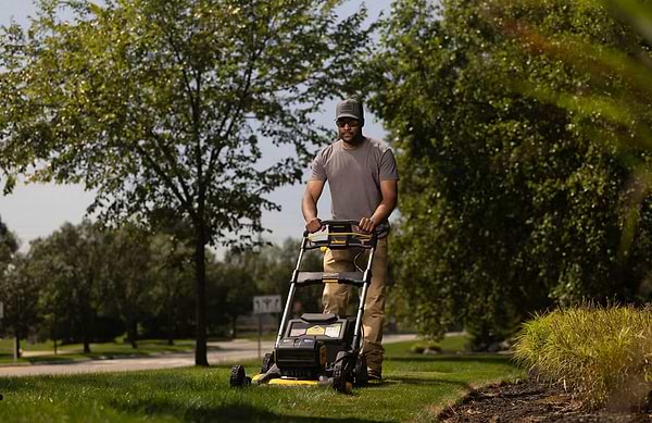 Фото - Газонокосарка акумуляторна DeWALT DCMWP134N