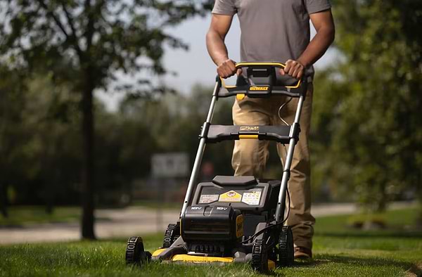 Фото - Газонокосарка акумуляторна DeWALT DCMWP134N