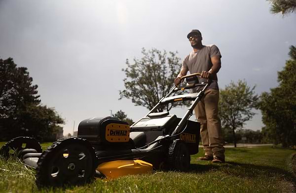 Фото - Газонокосарка акумуляторна DeWALT DCMWP134N