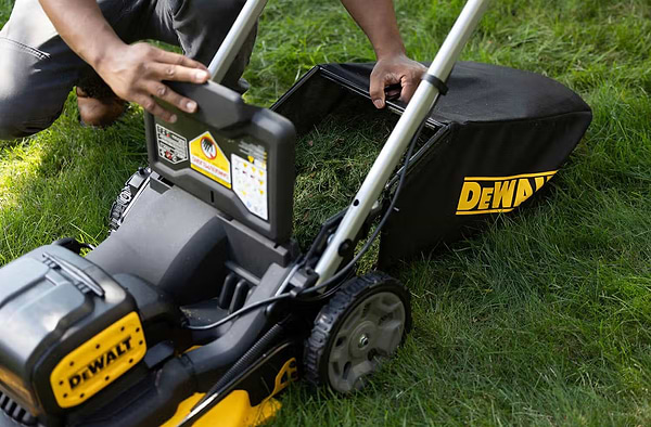 Фото - Газонокосарка акумуляторна DeWALT DCMWP134N