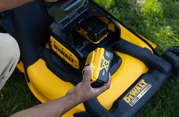 Фото - Газонокосарка акумуляторна DeWALT DCMWP134N