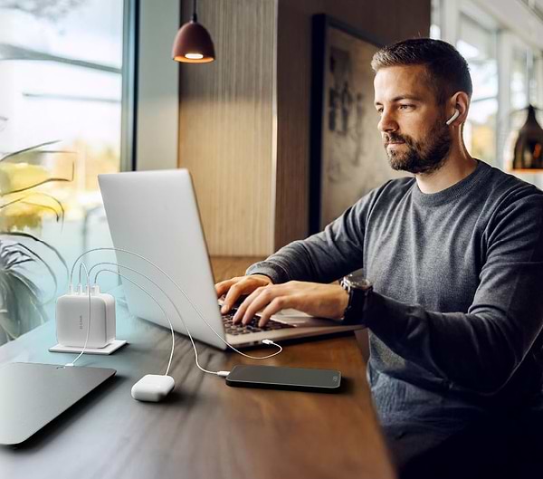 Фото - Мережевий зарядний пристрій D-Link DCP-101 100Вт GaN 3хUSB-С, 1xUSB-A White (DCP-101)