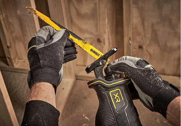 Фото - Пила сабельная DeWALT 18 В XR Li-lon (DCS382NT)
