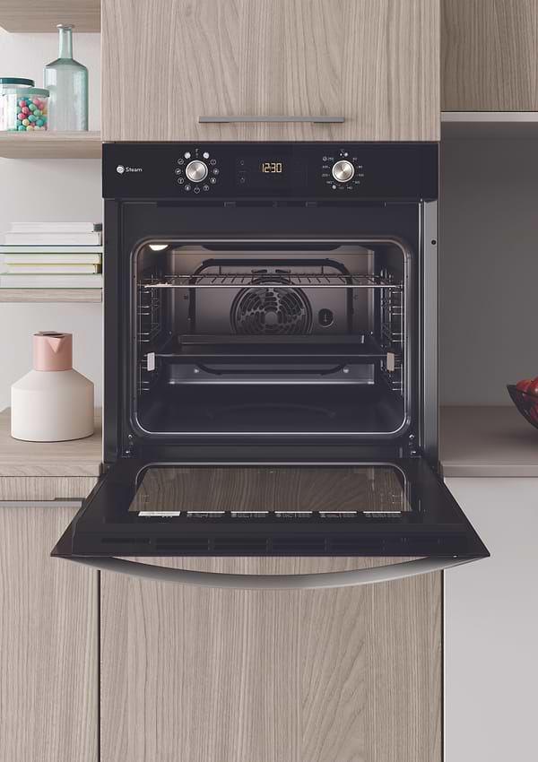 Фото - Духовой шкаф + варочная панель индукционная Indesit IFWS 4841 JH BL+IS 83Q60 NE
