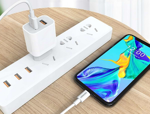 Фото - Уцінка - Мережевий зарядний пристрій Denmen DC05 2.4A 2USB White (DM-DC05-WH)