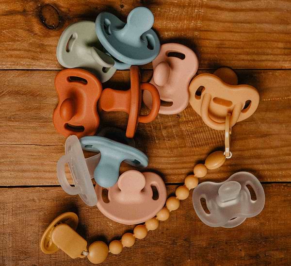 Фото - Анатомическая пустышка Suavinex 0-6 мес. Colour Essence коричневая (308082)