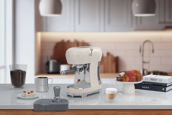 Фото - Уценка - Кофеварка рожковая Smeg ECF02CREU