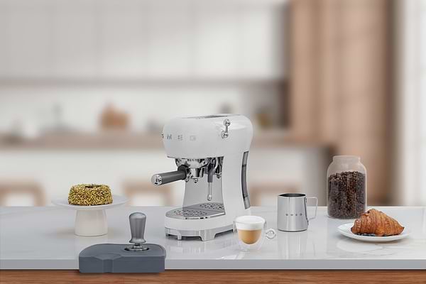 Фото - Кавоварка ріжкова Smeg ECF02WHEU