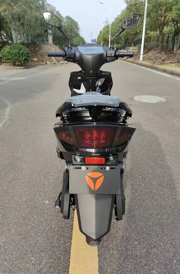 Фото - Електроскутер YADEA LUNA Black