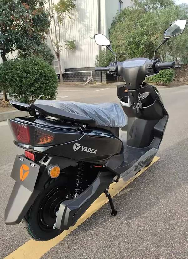 Фото - Електроскутер YADEA LUNA Black