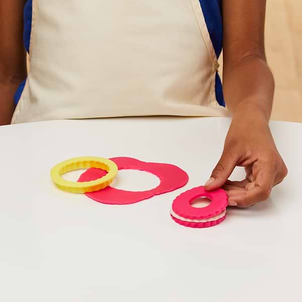 Фото - Наборы для лепки Hasbro Маленький кухонный набор F3464 PD LIL SWEET PLAYSET (F3159_F3464)