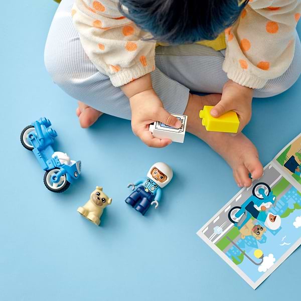 Фото - Конструктор LEGO DUPLO Town Полицейский мотоцикл (10967)