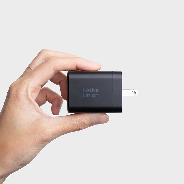 Фото - Мережевий зарядний пристрій Native Union Fast GaN Charger PD 45W USB-C Port Black (FAST-PD45-BLK-EU)
