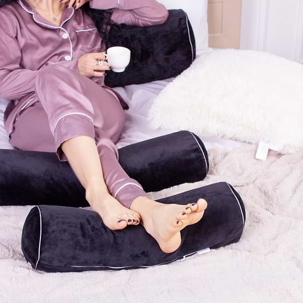 Фото - Подушка валик MirSon №8590 Velvet Line 28-0007 Black Полістирол 15x50 см (2200006340997)