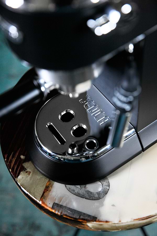Фото - Кавоварка рожкова Delonghi EC 685.BK