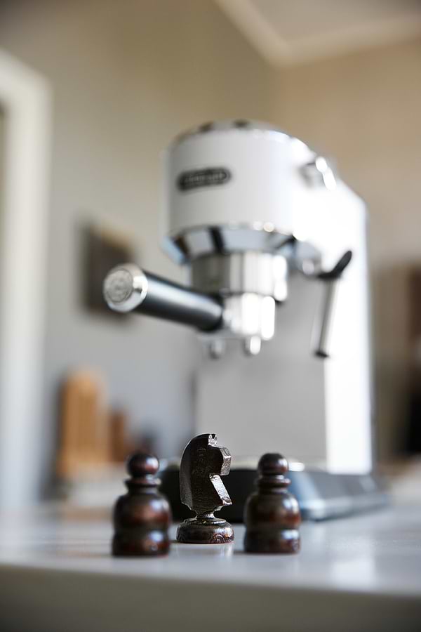 Фото - Уценка - Кофеварка рожковая Delonghi EC 685.W