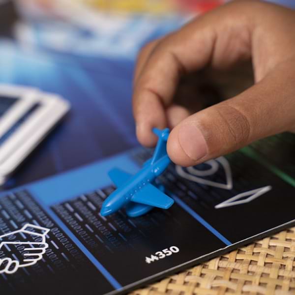 Фото - Настільна гра стратегічна (8+) Hasbro Монополія Бонуси без кордонів - українська версія (E8978)