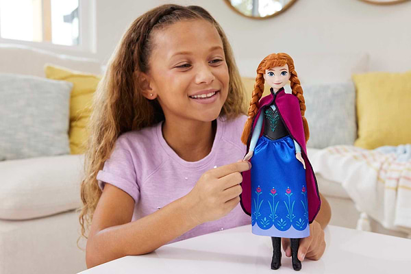 Фото - Колекційна лялька Disney Frozen Принцеса Анна з м/ф "Крижане серце" в накидці (HLW49)