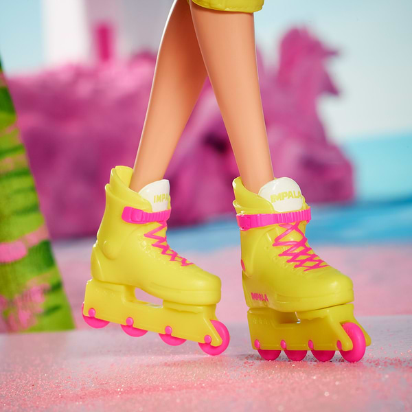 Фото - Колекційна лялька Barbie Barbie "Roller-Skating" за мотивами фільму "Барбі" (HRB04)