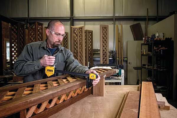 Фото - Струбцина DeWALT XL 600 мм максимальное давление 270 кг (DWHT0-83186)