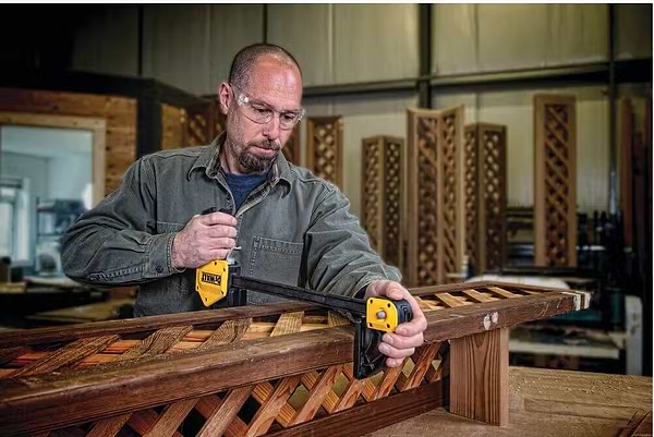 Фото - Струбцина DeWALT XL 600 мм максимальное давление 270 кг (DWHT0-83186)