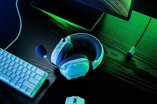 Фото - Гарнітура бездротова ігрова Razer Blackshark V2 PRO Wireless 
White (RZ04-04530200-R3M1)