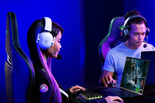 Фото - Гарнітура бездротова ігрова Razer Blackshark V2 PRO Wireless 
White (RZ04-04530200-R3M1)