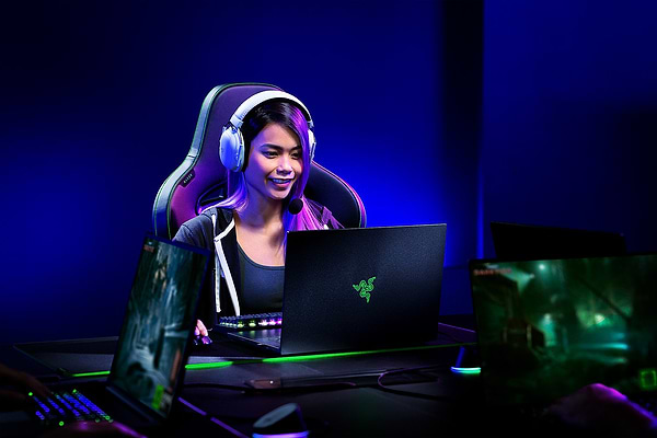 Фото - Гарнітура бездротова ігрова Razer Blackshark V2 PRO Wireless 
White (RZ04-04530200-R3M1)