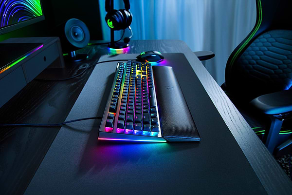 Фото - Клавіатура дротова ігрова Razer BlackWidow V4 Green Switch (RZ03-04690100-R3M1)
