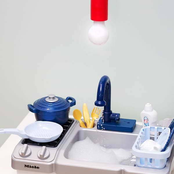 Фото - Сюжетно-рольова гра. Кухня Klein Miele - Іграшкова мийка з функцією води та варильною поверхнею (7166)