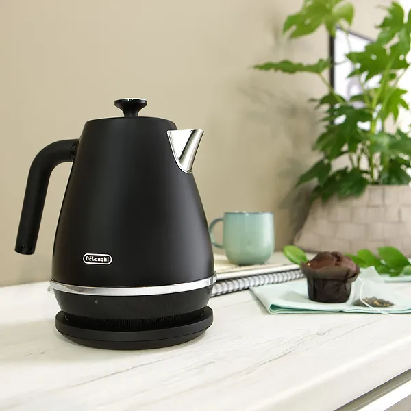 Фото - Электрический чайник Delonghi KBIN2001BK